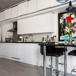 Canal-side In Shoreditch Apartment